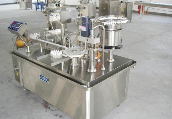 自動(dòng)隱形眼鏡護(hù)理液灌裝機(jī)現(xiàn)場圖